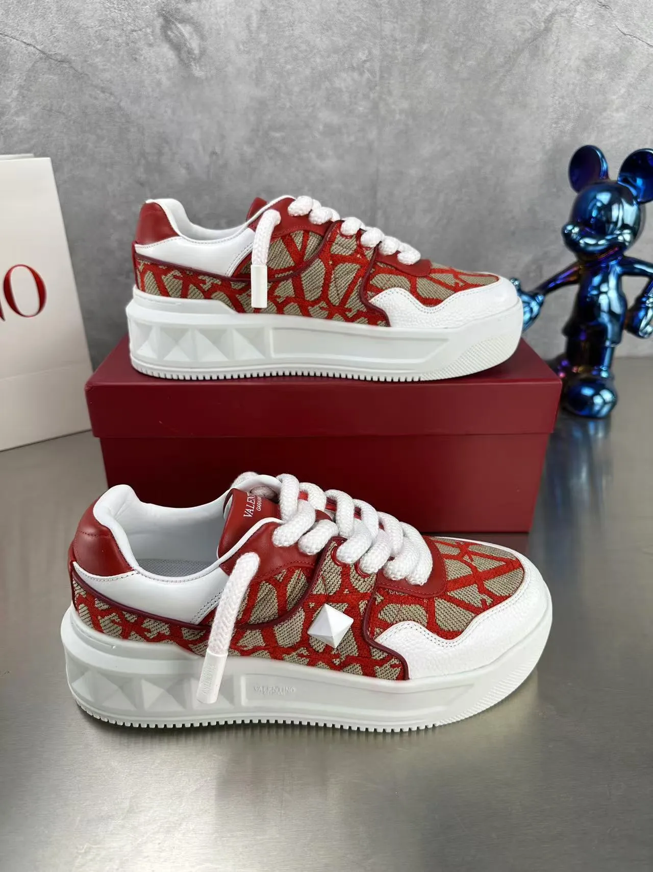👟👟Ex-factory price 640👟👟 🔺Valentino🔺Valentino new casual shoes 2023 latest model hot style for catwalk couples, thick shoelaces, the same style as Elsa Hosk, Zhang Yixing, Guan Xiaotong and many other stars 🔥 Top version + lasting process, full oil edge on the upper. Fabric: Customized cowhide + cowhide lining with breathable mesh. Outsole: original molded TPU thickened outsole. Size for women is 35-40. Men’s size is 39-45.